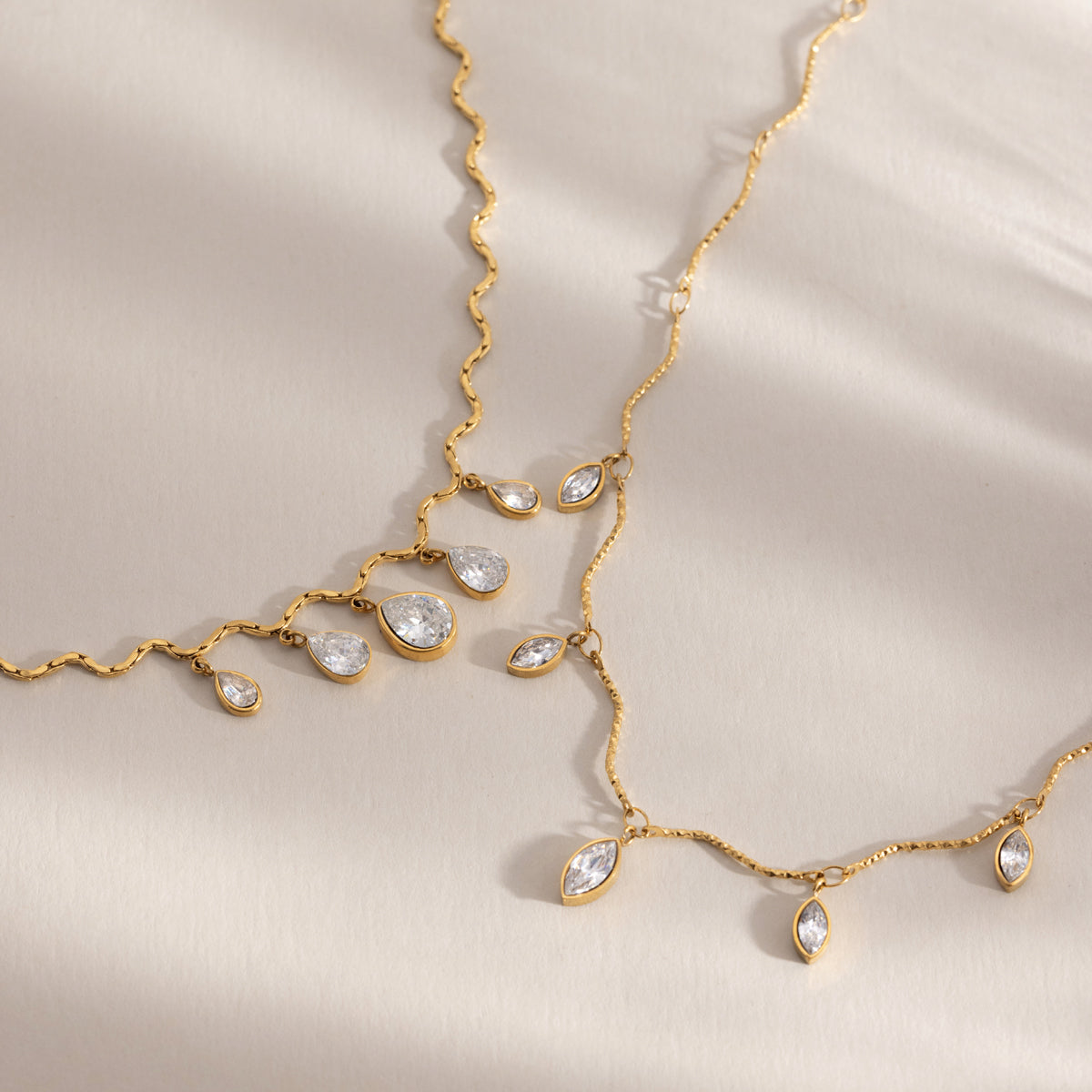 Eye Shaped Zirconias Pendant Wavy Necklace