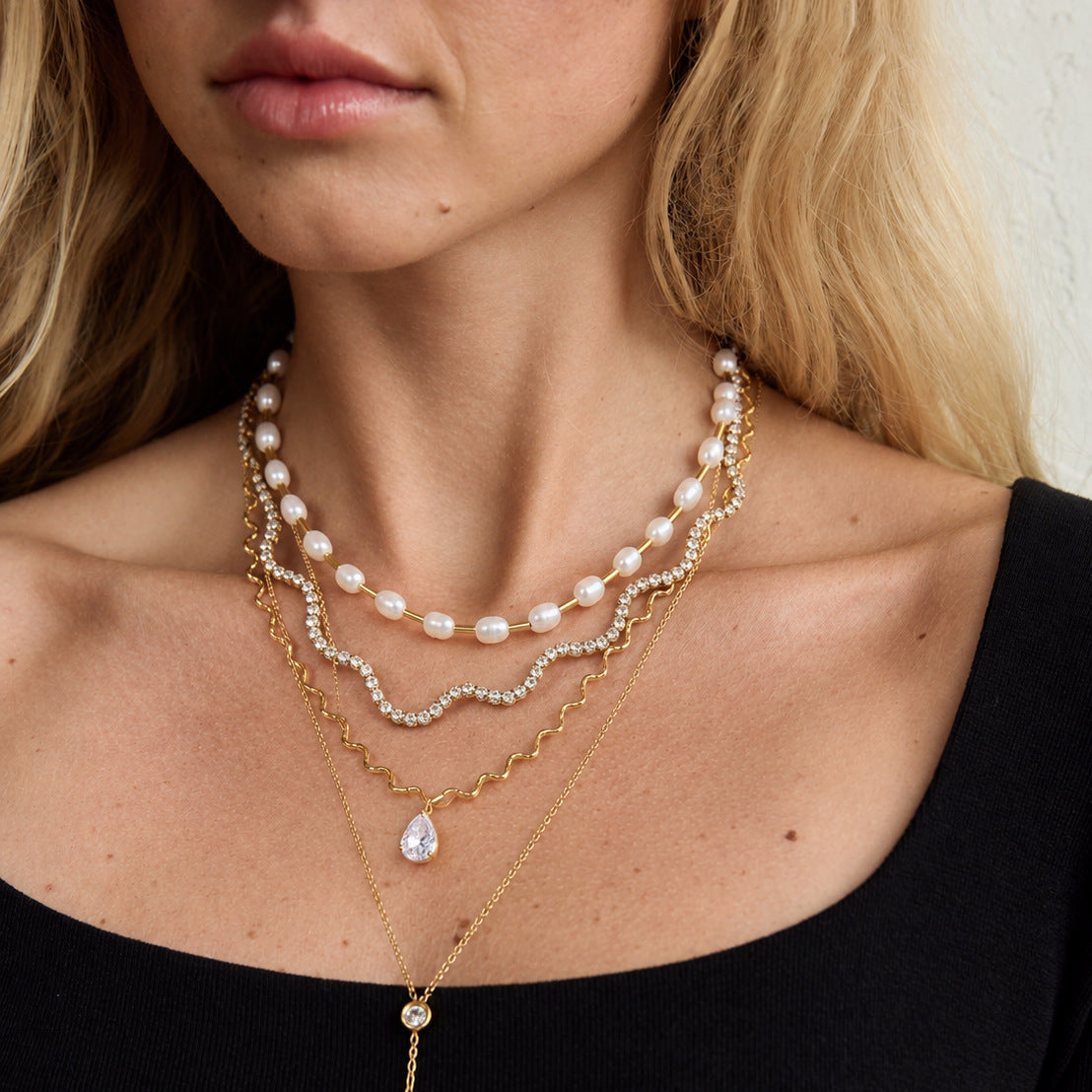 Dainty Zirconias Wavy Necklace