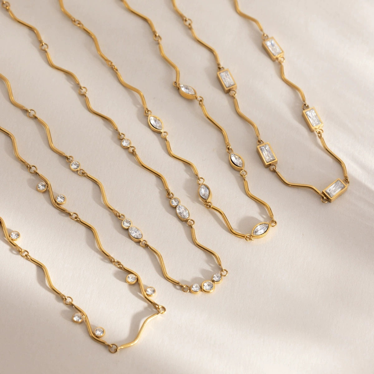 Circles Zirconias Wavy Necklace