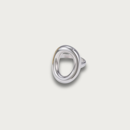Anillo de plata con óvalo llamativo