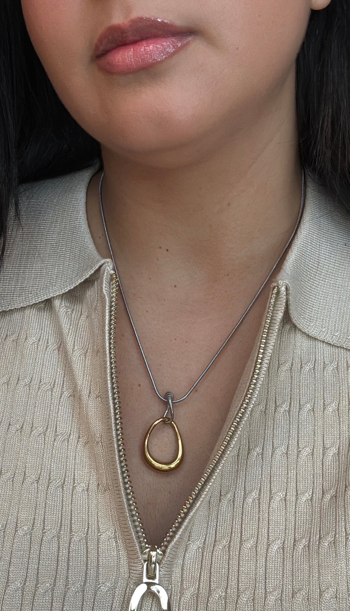 Collar con colgante hueco en dos tonos en forma de gota